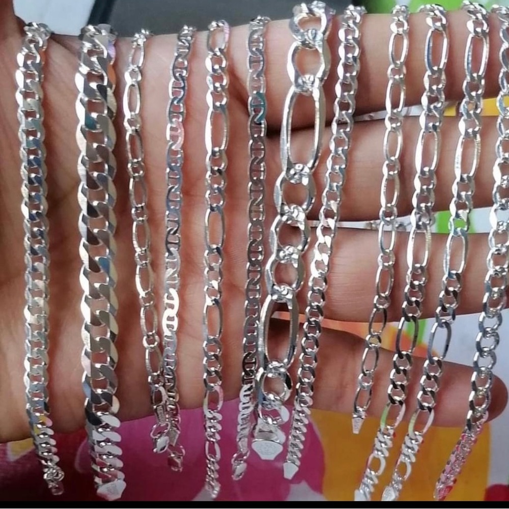 Los precios varían por el estilo de la cadena tengo pulseras disponibles
